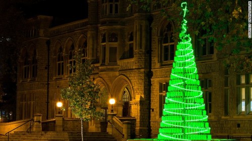 全球最闪亮的圣诞树亮相日本 36万盏灯齐绽放