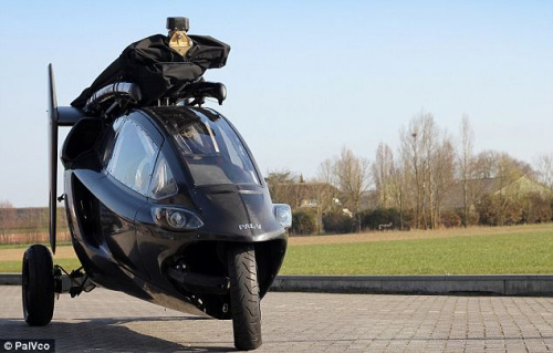 全球首款飞行摩托车问世 最高时速达180公里(