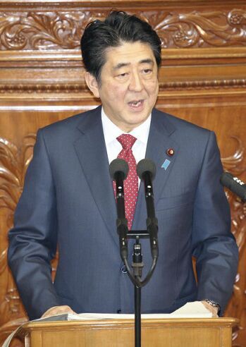 日本首相安倍晋三2月12日下午在国会发表施政演说