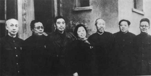 1946年2月，(左起)吴玉章、陆定一、周恩来、邓颖超、董必武、王若飞、秦邦宪在重庆。