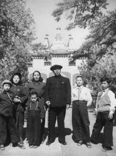 1950年春，董必武同家人在北京香山碧云寺。