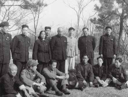 1951年3月18日，董必武与身边工作人员在杭州合影。