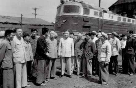 1959年6月11日，董必武和朱德视察大连机车车辆厂。