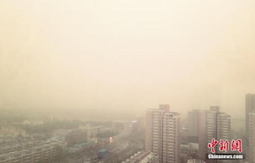 黄沙漫天 北京发布大风沙尘双黄预警