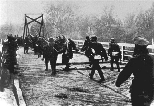 1941年6月22日,德国军队越过边境,开始了对苏联的侵略。 1941年6月22日,德国军队越过边境,开始了对苏联的侵略。
