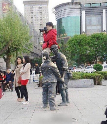 陕西延安官方:坐红军雕塑拍照女子为外地游客
