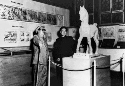 1954年5月毛泽东在陈叔通、罗瑞卿的陪同下，两次前往午门北京历史博物馆参观“全国基本建设工程中出土文物展览”。1959年北京历史博物馆正式迁出紫禁城，搬到天安门广场东侧的新址，并更名中国历史博物馆。