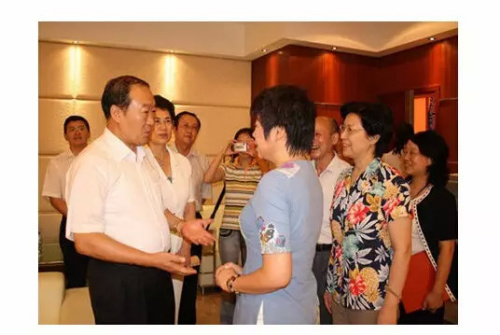 2008年,于丽芳(左二) 与时任江西省委书记的苏