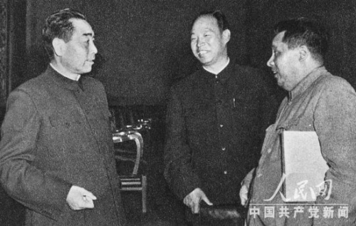 1955年10月，廖承志和周恩来、彭真在一起。