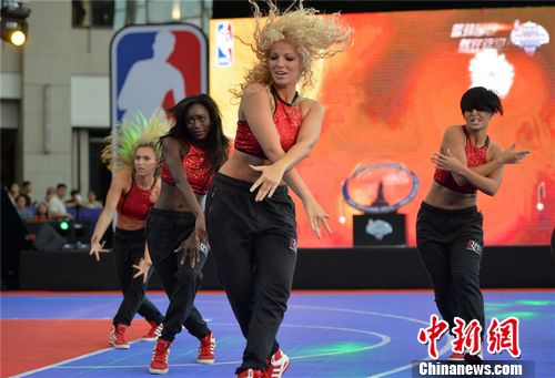 休斯敦火箭队拉拉队在NBA篮球国度北京站表演