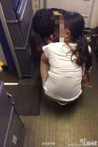 【茶余】旅客带小孩在飞机后舱大便 称厕所太