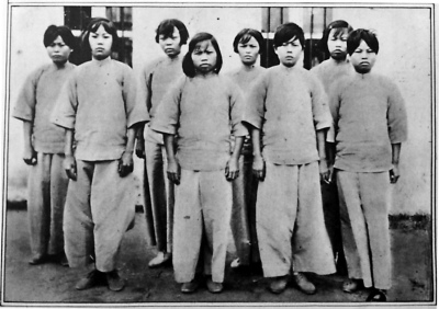 1934年，女子军连干部被押到“广州国民特别感化院”（国民党监狱）囚禁，一直到抗日战争爆发后的1937年冬才被释放。她们在狱中保持了革命气节，无一人变节自首。右起：庞琼花、蒙汉强、黄墩英、王时香、冯增敏、庞学莲、王学葵、林尤新。
