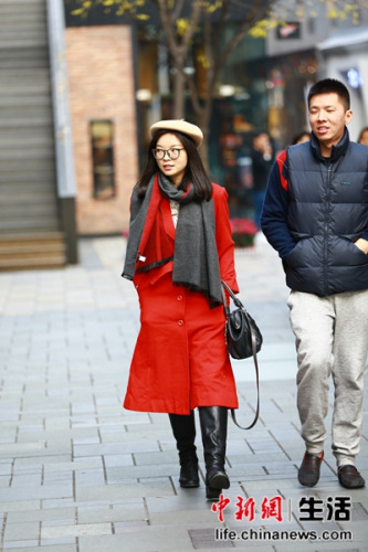 look2：贝雷帽+红色大衣+红/灰两色围巾+长靴