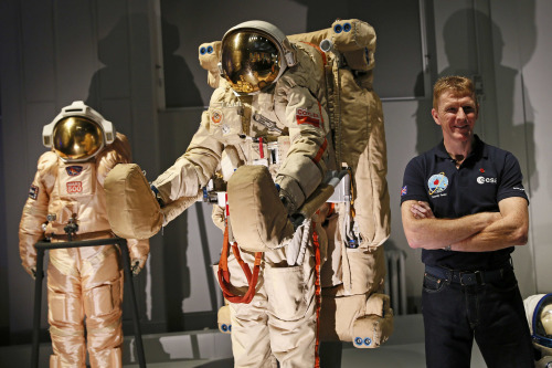 宇航员尝试“太空马拉松”：腿绑重物 借助跑步机(图)