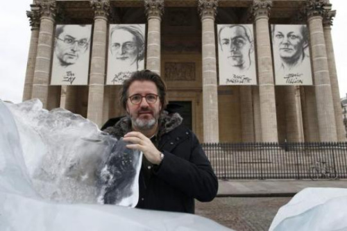 艺术家从格陵兰岛凿冰巴黎展出：世界融冰敲警钟