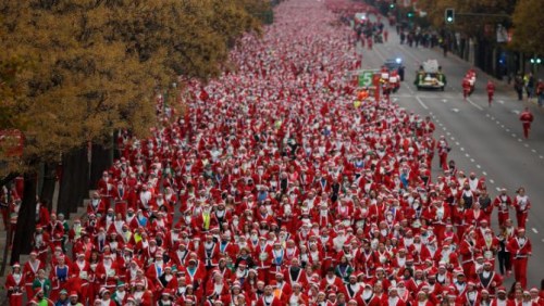 西班牙逾万名“圣诞老人”赛跑 打破吉尼斯纪录