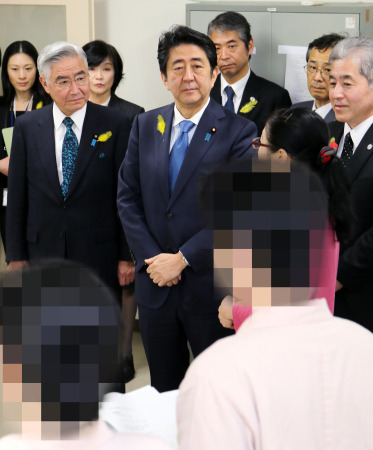 安倍首次视察日本女子监狱 与内部职员交流(图)