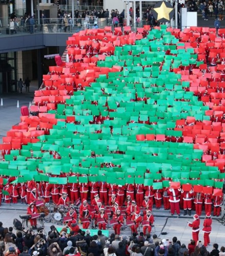 日本千余圣诞老人拼出巨型圣诞树 场面壮观(图)