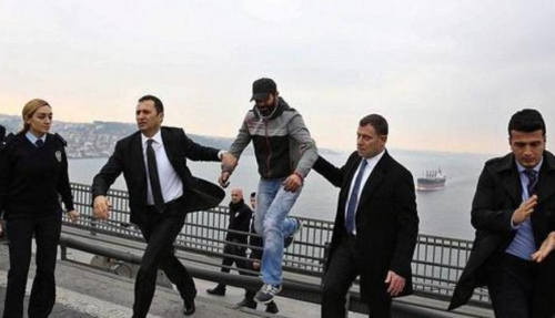 土耳其男子欲跳桥自杀 总统劝说令其回心转意(图)