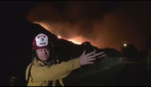 圣诞节美南加州山火肆虐 当地居民紧急撤离(图)