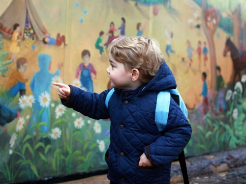 英国乔治王子第一天上幼儿园 父母公布照片纪念