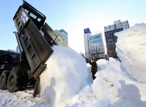札幌冰雪节将开幕 日本自卫队制作大型雪雕(图)