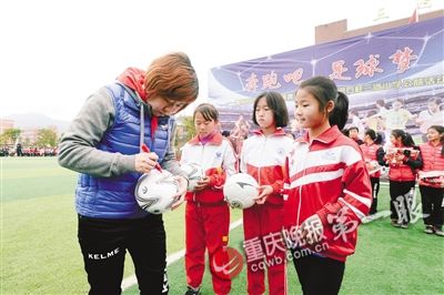 前中国女足队长徐媛村小当教练 亲自教带球射