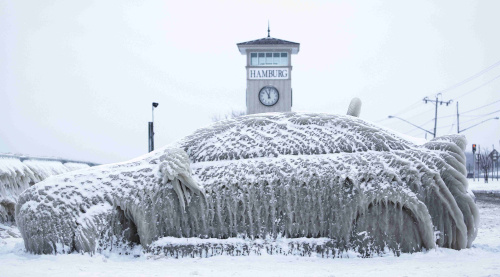 极地寒流席卷美国纽约州 车辆穿上“冰盔甲”(图)