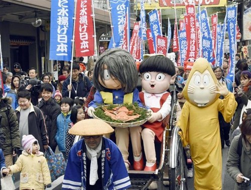 日本举行“螃蟹感谢祭” 民众携特大螃蟹游行