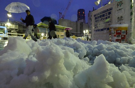 日本多地迎强降雪天气 数十厘米积雪致交通受阻