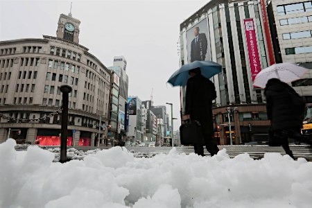 日本海一侧恐降大雪 致5万户停电交通受阻(图)