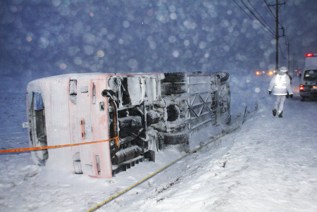 日本福井县一旅游大巴在雪地侧翻 28人受伤(图)