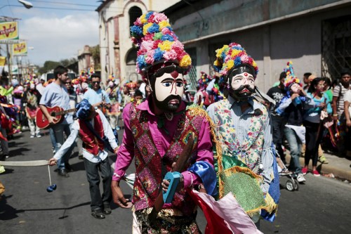 圣塞巴斯蒂安节庆祝活动：头戴面具身着盛装(图)