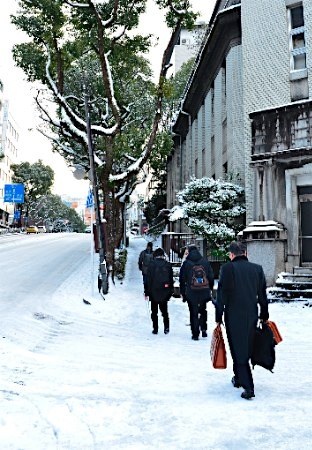 日本罕见强降雪致200多人受伤 多地雪厚破纪录