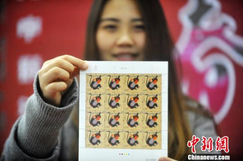 集邮爱好者展示购买的《丙申年》生肖“猴”邮票。　孟德龙 摄