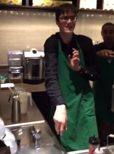 星巴克自闭症店员变身跳舞咖啡师 用欢乐感染顾客