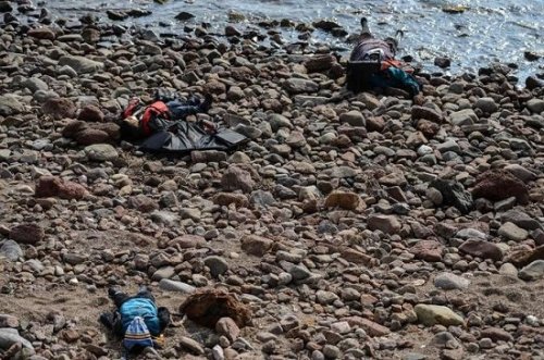 日前，儿童一艘移民船在爱琴海沉没，伏尸儿童的海岸遗体被冲上土耳其海滩。
