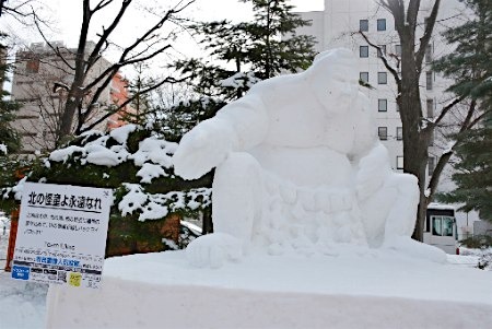 日本札幌冰雪节开幕 各式造型雪雕亮相(图)