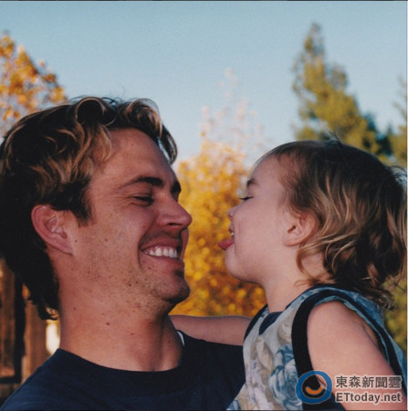 保罗·沃克与女儿旧照。图片来源：台湾“东森新闻”