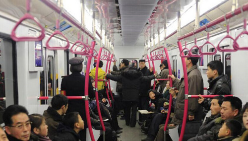 平壤市民扎堆体验朝鲜产地铁 称赞设计很现代(图)