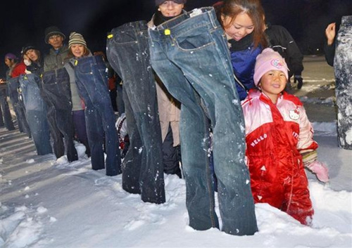 日本挑战“冰冻牛仔裤”世界纪录 场面壮观(图)