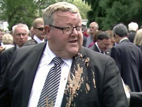 新西兰地震重建部长遭市民泼饮料泄愤(图)
