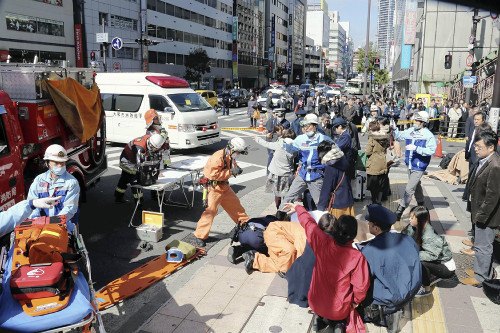 日本大阪一汽车闯入人行道连撞多人 致11人受伤