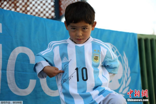 阿富汗“塑料衣”男孩美梦成真：获梅西签名球衣(图)