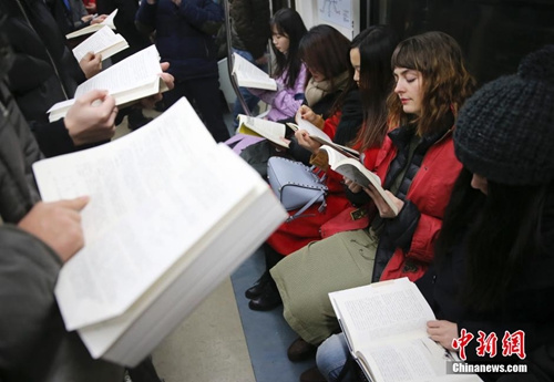 2016年1月17日，阅读爱好者在北京地铁车厢里阅读。当日，数十位阅读爱好者带着图书，相约在北京地铁车厢里“快闪”。半个小时里，他们专注于手中的图书，以此倡导大众重视阅读。 <a target='_blank' href='http://www.chinanews.com/' _fcksavedurl='http://www.chinanews.com/' _fcksavedurl='http://www.chinanews.com/'>中新社</a>记者 刘关关 摄