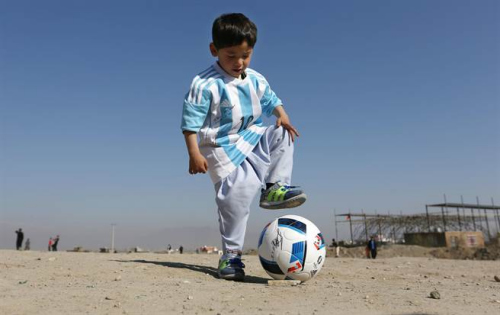 阿富汗5岁小男童穆塔札穿上梅西寄来的阿根廷队10号球衣，不料却落得举家逃到邻国巴基斯坦的结果。