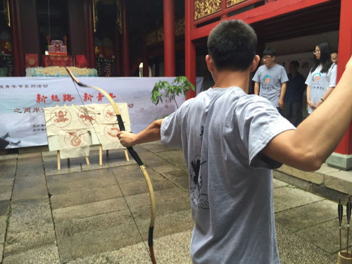 5月8日，两岸青年福州共同展示“射艺”，体验同源信俗文化。安澜 摄