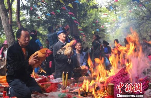 四川茂县羌族群众举行感恩节祭祀活动