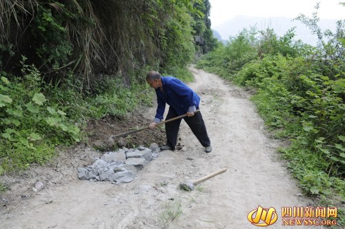 73岁老人为村义务补路7年花3万多 费力搬大石(图)
