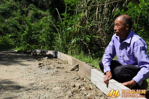 73岁老人为村义务补路7年花3万多 费力搬大石(图)